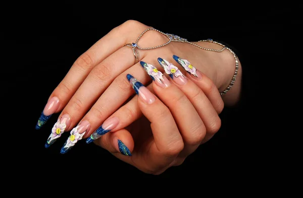 Nagels Menselijke vingers met lange vingernagel en mooie manicure — Stockfoto