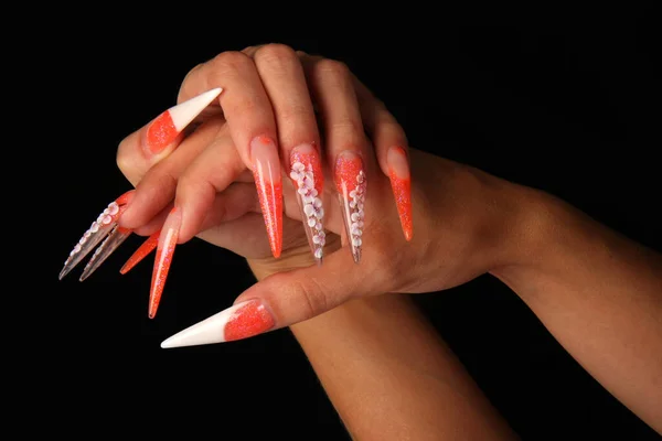 Unhas Dedos humanos com unhas longas e bela manicure — Fotografia de Stock