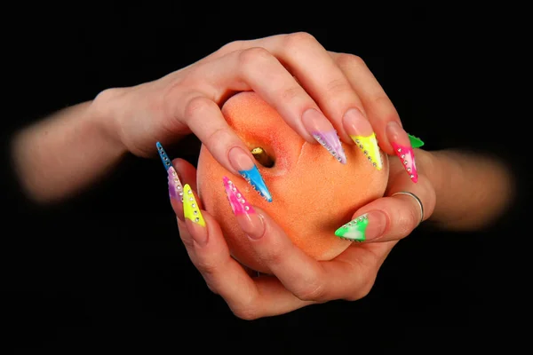 Unghie dita umane con unghie lunghe e bella manicure — Foto Stock