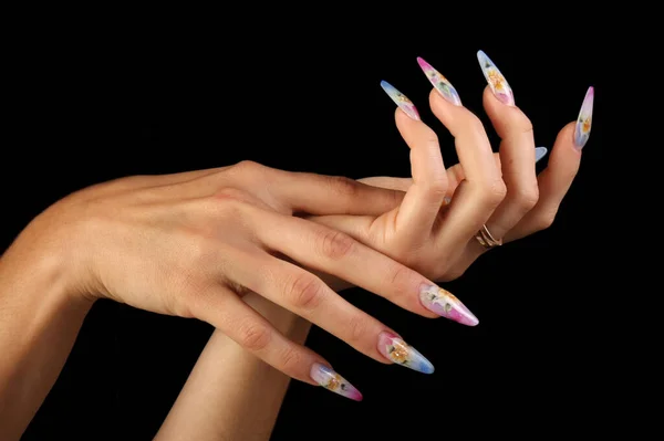 Гвозди Человеческие пальцы с длинным ногтем и красивым маникюром — стоковое фото