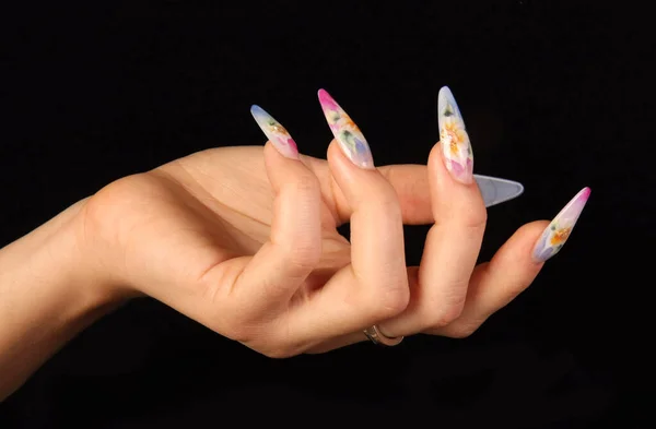 Nagels Menselijke vingers met lange vingernagel en mooie manicure — Stockfoto