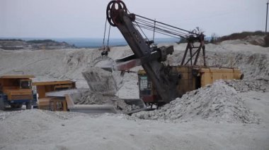 Ağır Madencilik Döküntü Kamyonu Çukura Demir Küre dolduruluyor