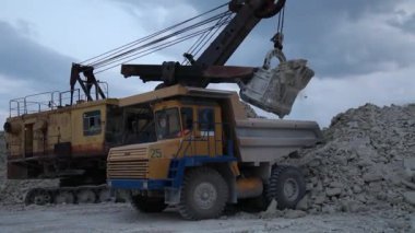 Ağır Madencilik Döküntü Kamyonu Çukura Demir Küre dolduruluyor