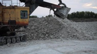 Ağır Madencilik Döküntü Kamyonu Çukura Demir Küre dolduruluyor