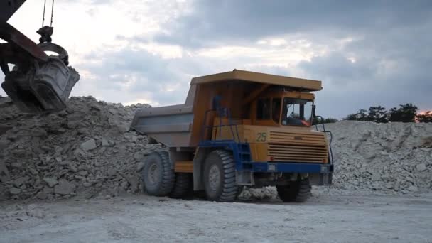 Camión Volquete Minería Pesada Que Carga Con Mineral Hierro Pozo — Vídeos de Stock