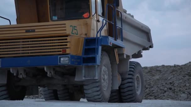 Camión Volquete Minería Pesada Que Carga Con Mineral Hierro Pozo — Vídeo de stock