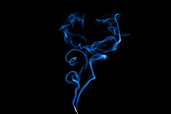 Bela Fumaça Azul Fundo Preto Estoque — Fotografia de Stock