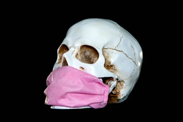Ein Menschlicher Schädel Medizinischer Maske Auf Dunklem Hintergrund Konzept Der lizenzfreie Stockbilder