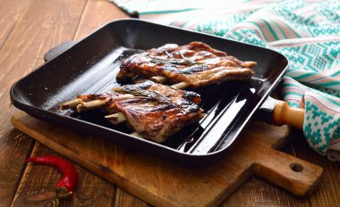 Domuz kaburga ızgara tava üzerinde