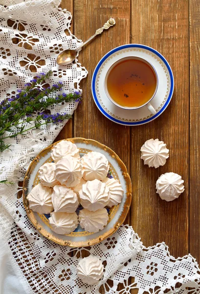 Ένα μπολ με σπιτικές meringues με τσάι. — Φωτογραφία Αρχείου