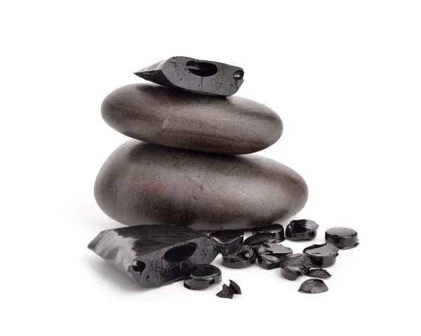 Shilajit, Mumijo. Beyaz arka plan üzerinde izole.