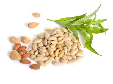 Unshelled fındık ile beyazlatılmış badem. Beyaz arka plan üzerinde.