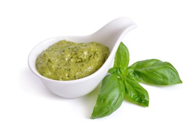 Pesto sos bir kase. İzole On beyaz.