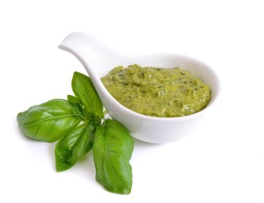 Pesto sos bir kase. İzole On beyaz.