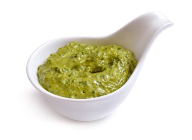Pesto sos bir kase. İzole On beyaz.