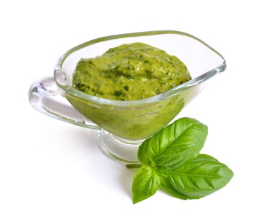 Pesto sos cam sos tekne fesleğen yaprağı. İzole.