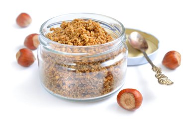 Ev yapımı pralin cam kavanozun içinde. Fındık ile.