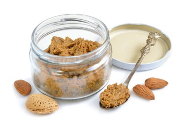 Ev yapımı pralin cam kavanozun içinde. Fındık ile.