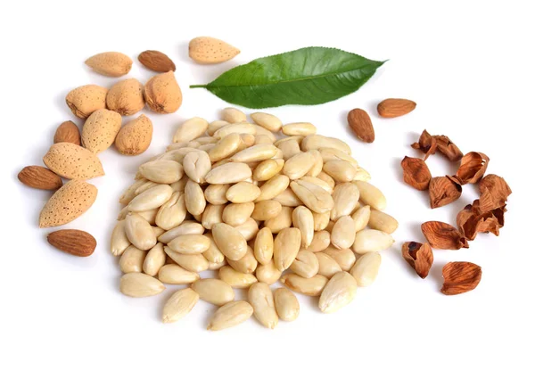 Almendras blancas con nueces sin cáscara. Sobre fondo blanco . — Foto de Stock