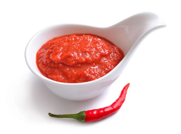 Salsa di peperoncino rosso nella barca salsa. Con pepe . — Foto Stock