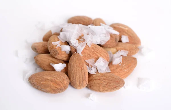 Almendras saladas y tostadas con cristales de sal — Foto de Stock