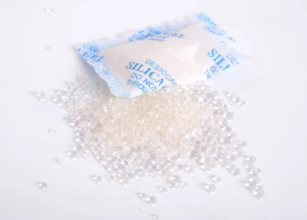 Pelotas de silicagel e saco sobre fundo branco — Fotografia de Stock