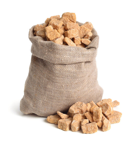 Бурый тростниковый сахар. Изолированный на белом фоне
.