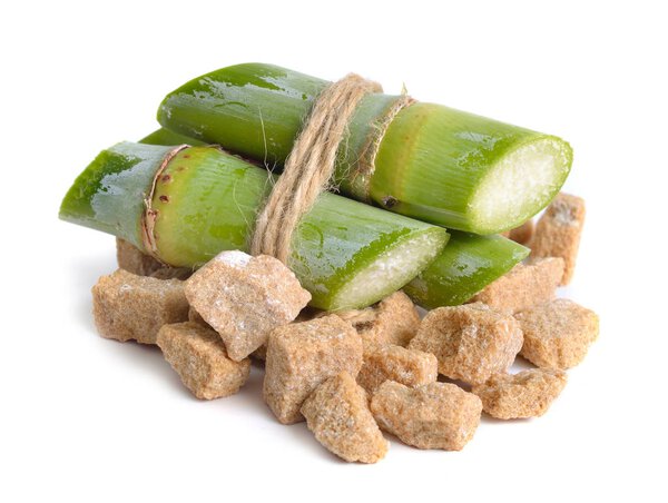 Сахарный тростник и коричневый сахар. Изолированный на белом фоне
.