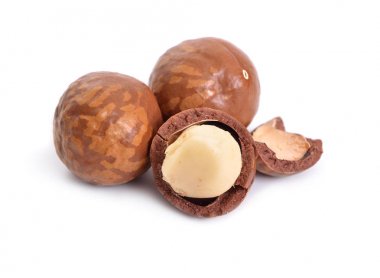 Beyaz arka planda izole edilmiş Macadamia fındıkları