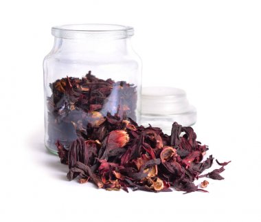 Hibiscus çay cam kuru. Beyaz arka plan üzerinde izole.