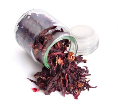 Hibiscus çay cam kuru. Beyaz arka plan üzerinde izole.