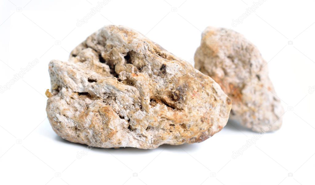 Ámbar gris, ámbar gris, ámbar engrasado o ámbar gris. Aislado sobre