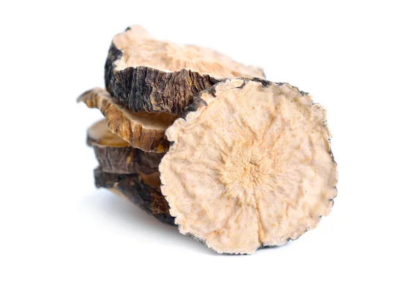 Gedroogde gesneden Lepidium meyenii, bekend als maca of Peruaanse ginseng. Geïsoleerd op witte achtergrond — Stockfoto