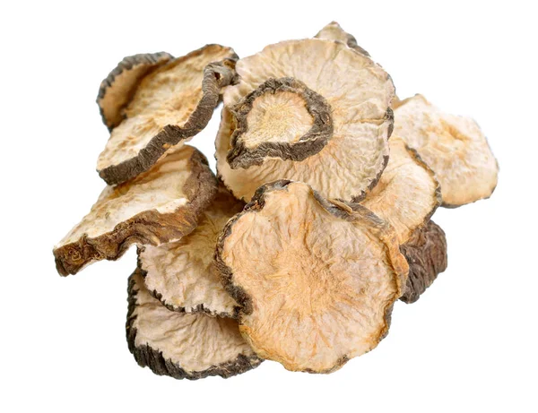 Gedroogde gesneden Lepidium meyenii, bekend als maca of Peruaanse ginseng. Geïsoleerd op witte achtergrond — Stockfoto