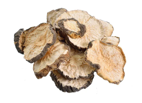 Gedroogde gesneden Lepidium meyenii, bekend als maca of Peruaanse ginseng. Geïsoleerd op witte achtergrond — Stockfoto