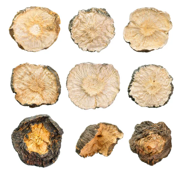 Sušené plátky Lepidium meyenii, známé jako maca nebo peruánský ženšen. Izolováno na bílém pozadí — Stock fotografie