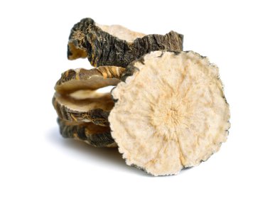 Dilimlenmiş Lepidium meyenii, maca ya da Peru ginsengi olarak bilinir. Beyaz arkaplanda izole