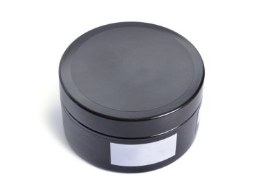 Yuvarlak siyah plastik kutu ve beyaz sopa. Beyazda izole edilmiş