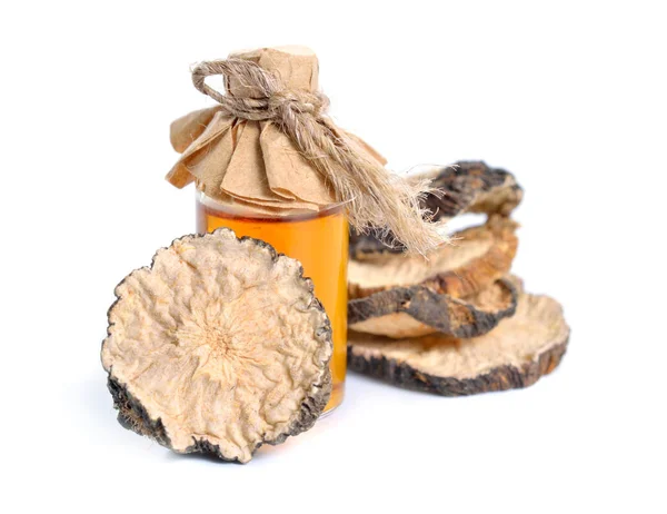 Gedroogde gesneden Lepidium meyenii, bekend als maca of Peruaanse ginseng. Geïsoleerd op witte achtergrond — Stockfoto