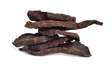 Kurutulmuş Kara Fasulye Vahşi Heshou Wu, Doğal Polygonum Multiflorum Kökü, Fo-ti. Beyaz arkaplanda izole