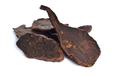 Kurutulmuş Kara Fasulye Vahşi Heshou Wu, Doğal Polygonum Multiflorum Kökü, Fo-ti. Beyaz arkaplanda izole