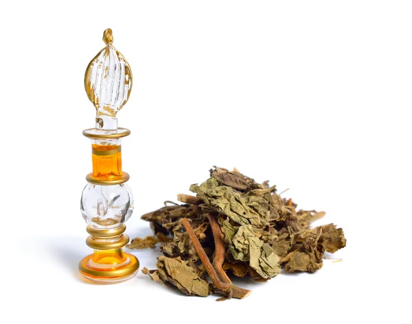 Planta seca de Pachouli con frasco de perfume vintage. Aislado sobre fondo blanco — Foto de Stock