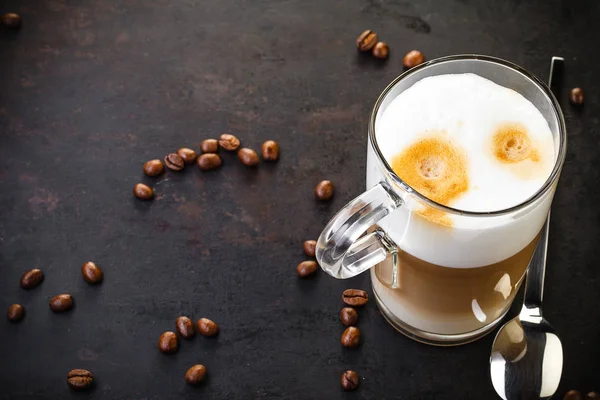 Iki bardak latte reklam kaşık rustik koyu arka plan üzerinde — Stok fotoğraf