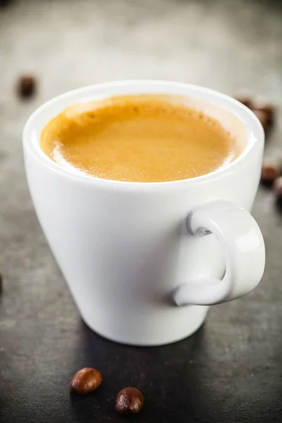 Tasse Espresso auf altem rustikalen Hintergrund — Stockfoto