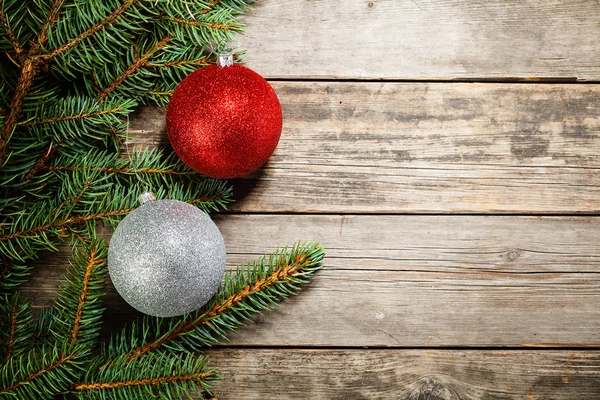 Weihnachtlicher Hintergrund. der Zweig eines Weihnachtsbaums und Spielzeug — Stockfoto