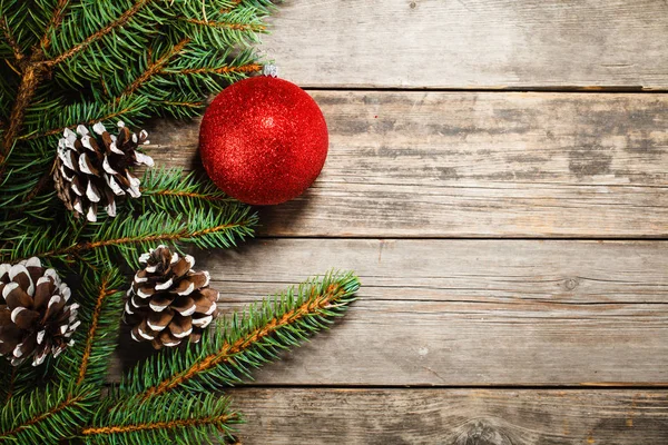 Kerstmis achtergrond. De tak van een kerstboom en speelgoed — Stockfoto