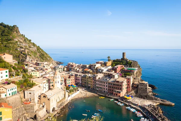 Vernazza in Cinque Terre, Italy - Summer 2016 - view from the hi — Stock Photo, Image
