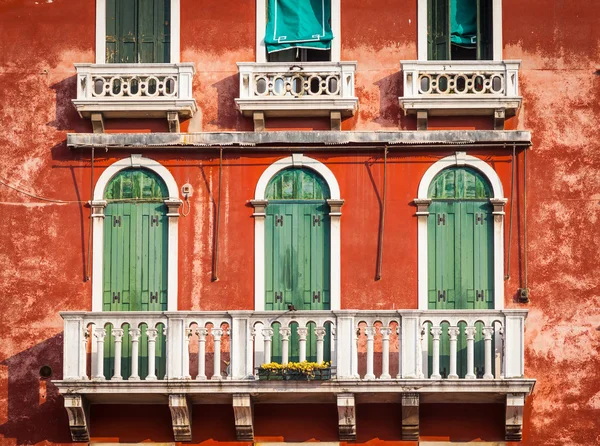 Facciata del palazzo veneziano di 300 anni dal Canal Grande — Foto Stock