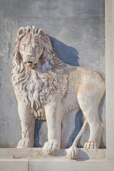 Leão de mármore na fachada da igreja — Fotografia de Stock
