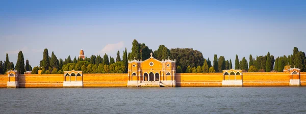 Venedig kyrkogården San Michele från vattnet — Stockfoto